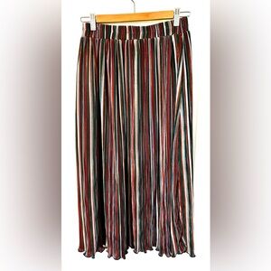 NWOT Anthropologie Size 4, chic, narrow pleated skirt